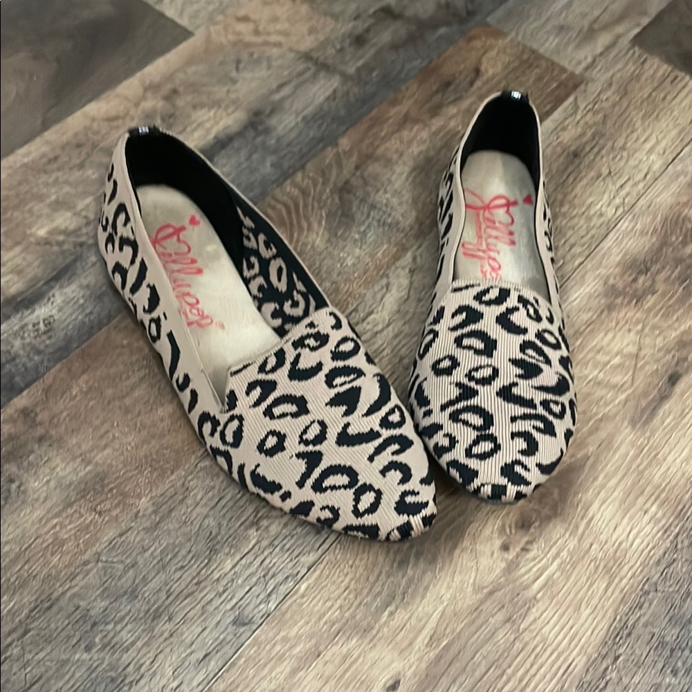 Yuu Black and Cream Flats with Leopard Print